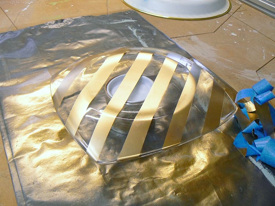 Glass plate with gold stripes