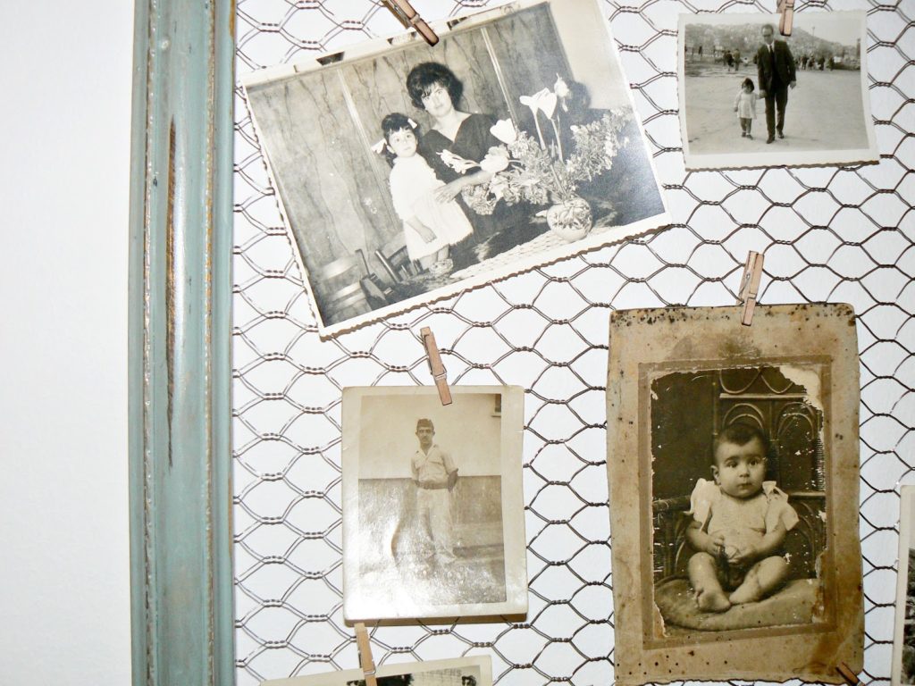 How to make a frame to display your old photos