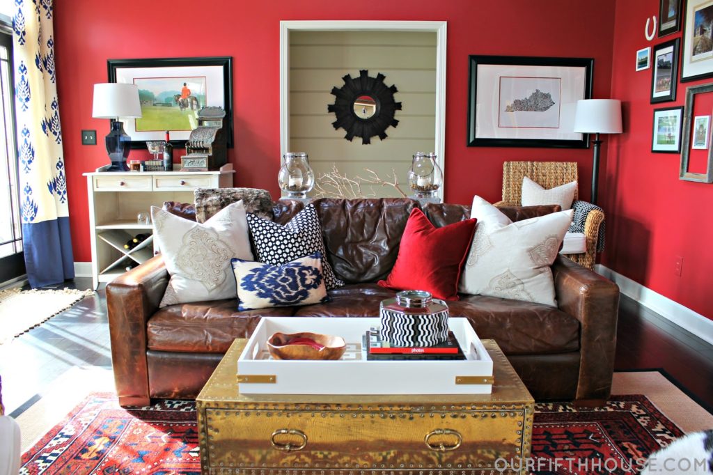 Σαλόνι με κόκκινους τοίχους, δερμάτινος καναπές