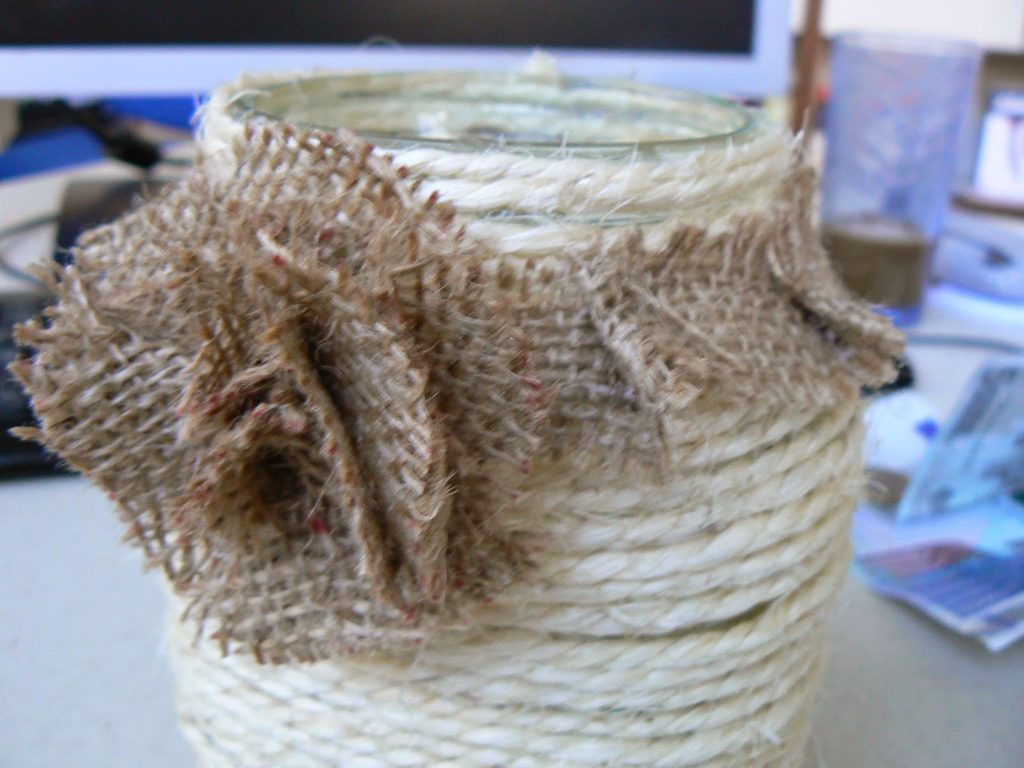 Βαζάκια ντυμένα με σχοινί με λεπτομέρειες από τσουβάλι