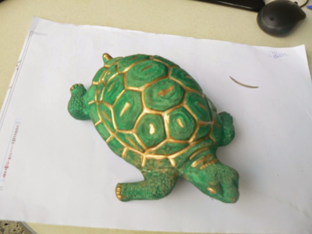 Πράσινη χελώνα με χρυσές λεπτομέρειες