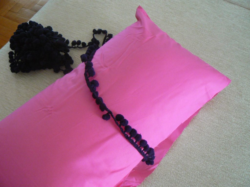 Pink pillows diy with pom pom