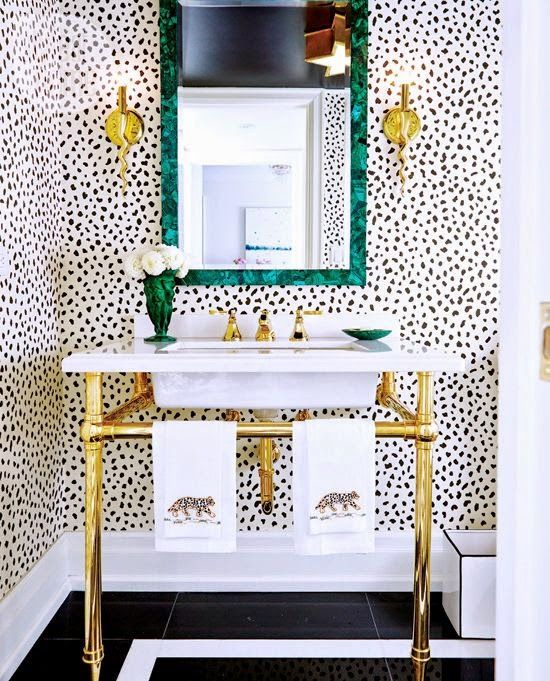Χρωματιστά μπάνια με προσωπικότητα, τοίχος animal print, πράσινος καθρέφτης και χρυσές λεπτομέρειες