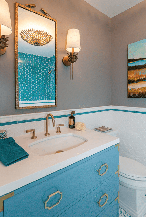 Γαλάζιο μπάνιο με μπεζ τοίχους και μπρούτζινες λεπτομέρειες