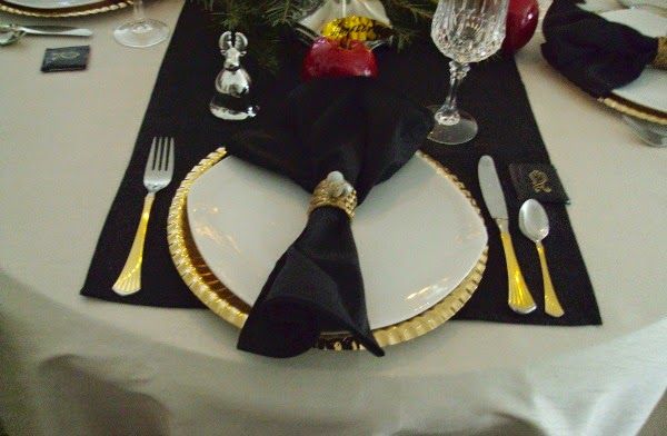 Παραμονή Πρωτοχρονιάς 2014, γιορτινό τραπέζι σε μαύρο και χρυσό