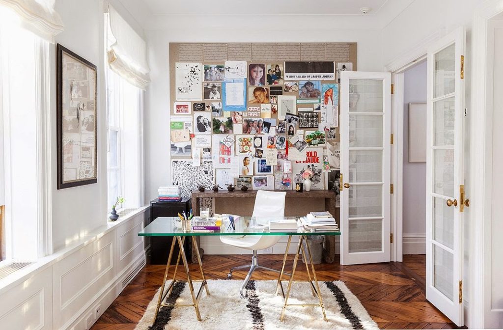 Γραφείο στο σπίτι, τοίχος με κολαζ φωτογραφιών