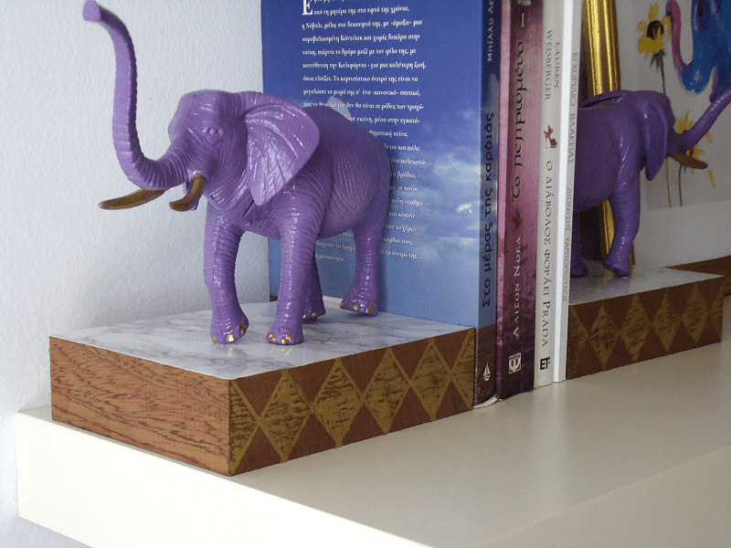 Πλαστικά ζώα ελέφαντες έγιναν βιβλιοστάτες