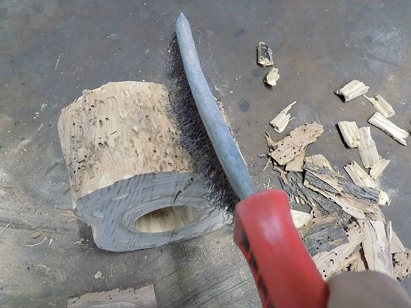 Καθαρίζω την φέτα ξύλου από τα πριονίδια