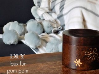 Κουβέρτα καναπέ με diy γούνινα πομ πομ