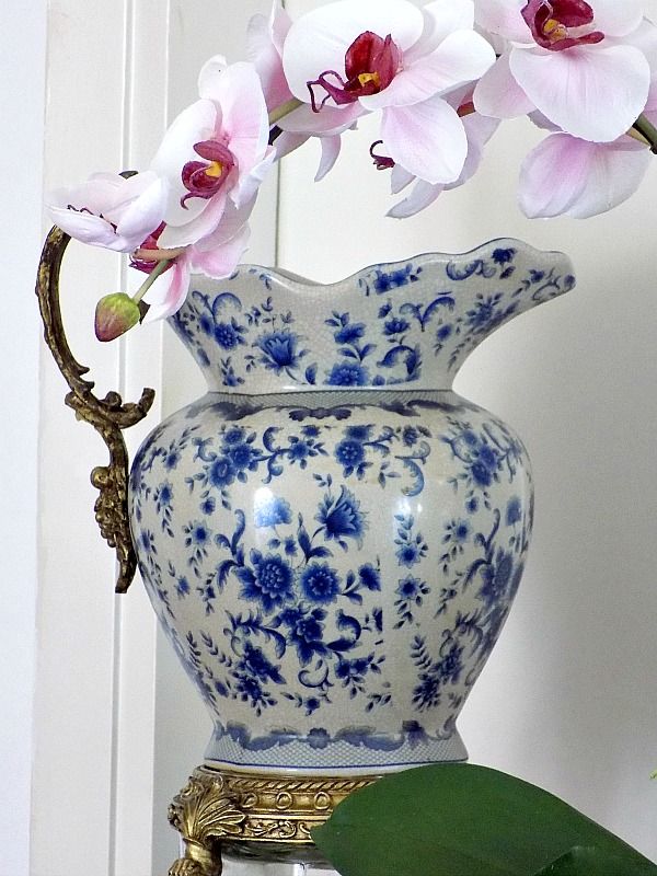 Ψεύτικες ορχιδέες, πως να φαίνονται σαν αληθινές, white and blue porcelain vases