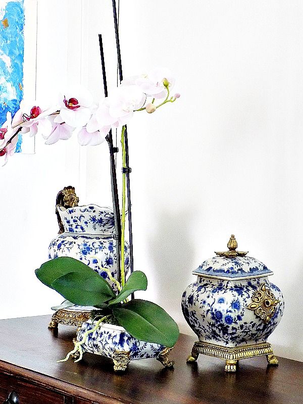 Ψεύτικες ορχιδέες, πως να φαίνονται σαν αληθινές, white and blue porcelain vases