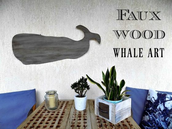 Μια ξύλινη διακοσμητική φάλαινα