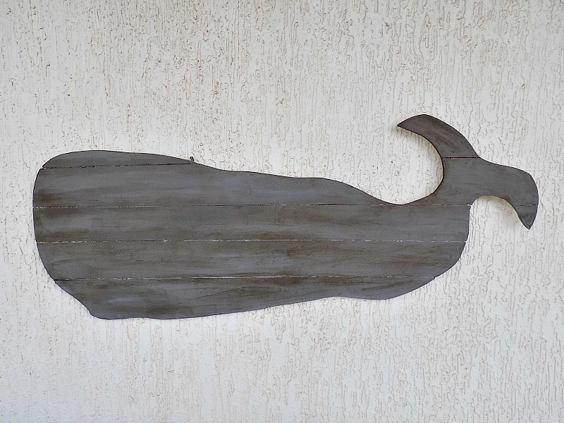 Μια ξύλινη διακοσμητική φάλαινα στον τοίχο