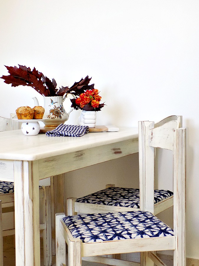 Αλλαγή ταπετσαρίας σε καρέκλες κουζίνας, υπέροχο ύφασμα σε στυλ shibori, φθινοπωρινές πινελιές