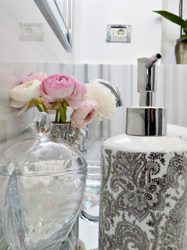 5 κόλπα για ένα κομψό μπάνιο, όμορφος δίσκος για τα μπουκαλάκια μας πάνω στον πάγκο, ροζ μπουκέτο με λουλούδια