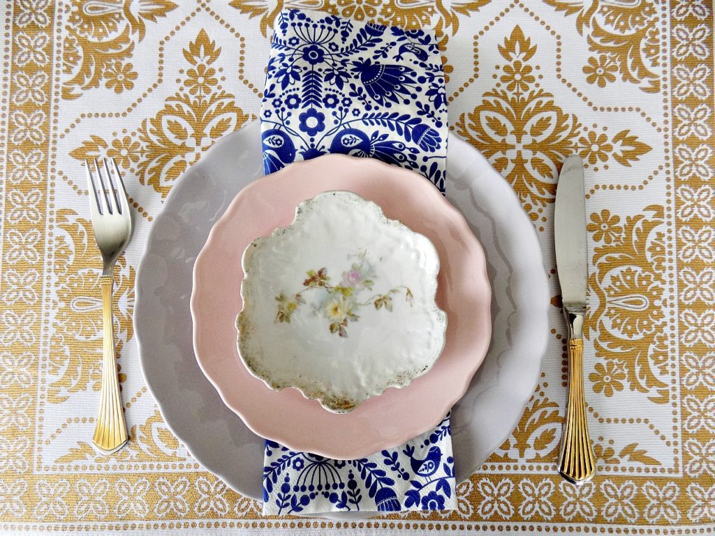 Πασχαλινό τραπέζι,  πιάτα σε χρώματα της λεβάντας και του ροζ, μπλε chinoiserie style χαρτοπετσέτα, χρυσά μαχαιροπήρουνα