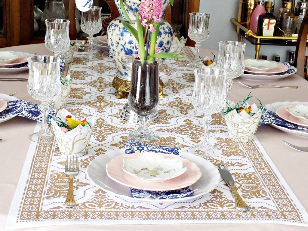 Ιδέες για να στρώσεις το πασχαλινό τραπέζι σου, συνδυάζοντας αρμονικά ότι έχεις μέσα στα ντουλάπια σου για ένα σούπερ αποτέλεσμα | How to set an easy tablescape for Easter