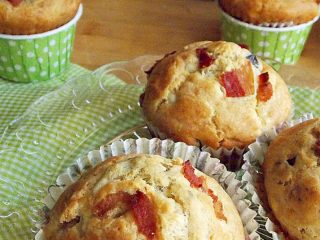 Αλμυρά muffins με φέτα, ελιές και κάπαρη