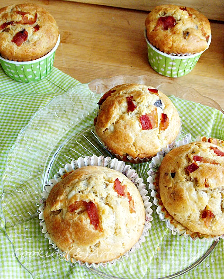 Αλμυρά muffins με φέτα, ελιές και κάπαρη
