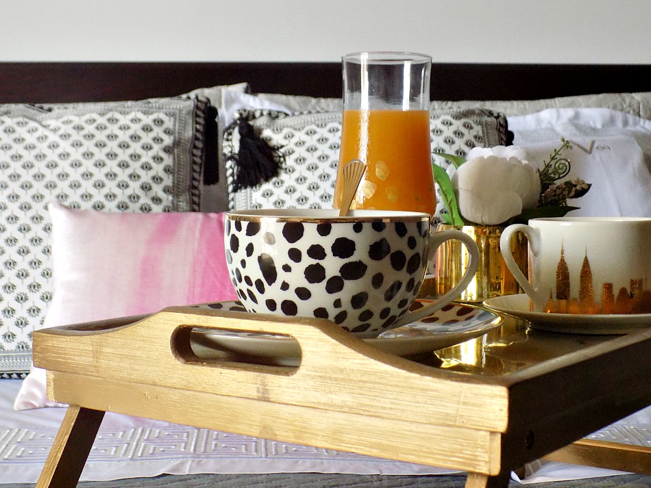 Μπρούτζινος δίσκος με μάρμαρο φτιαγμένο από υγρό γυαλί, πρωινό στο κρεβάτι