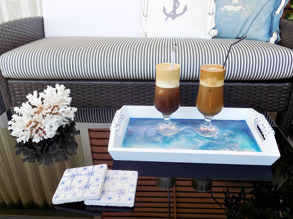 Δίσκος με άρωμα θάλασσας,  Resin beach art on a tray, cold coffee