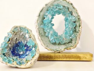 Πέτρες γεώδια από πηλό και κρύσταλλα