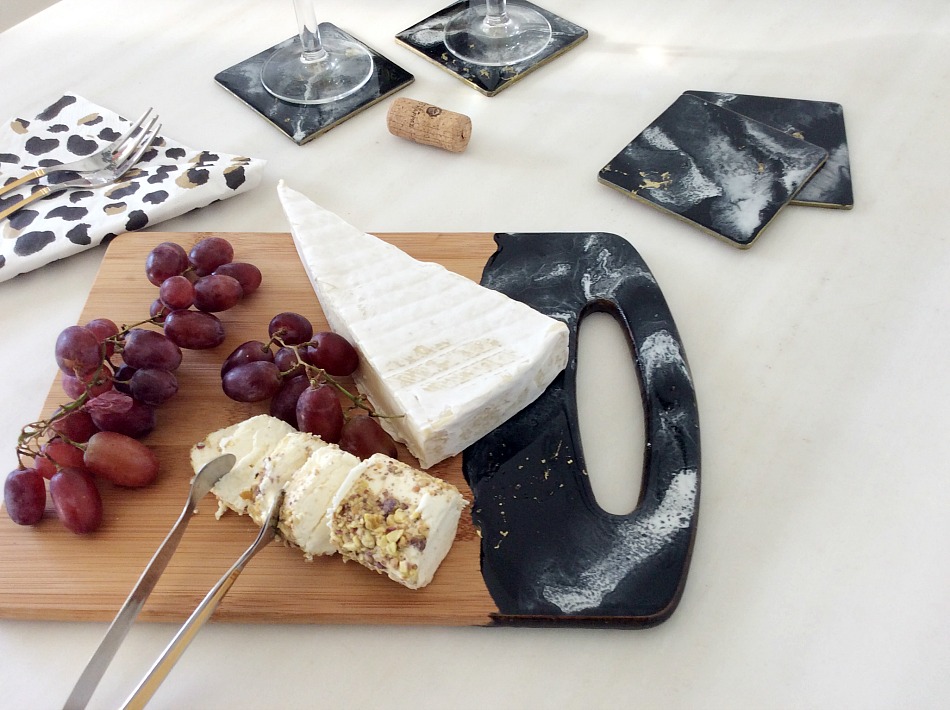 Δίσκος κοπής με τεχνοτροπία μάρμαρο, Black, white, gold resin coasters, serving board, diy, grapes, brie cheese