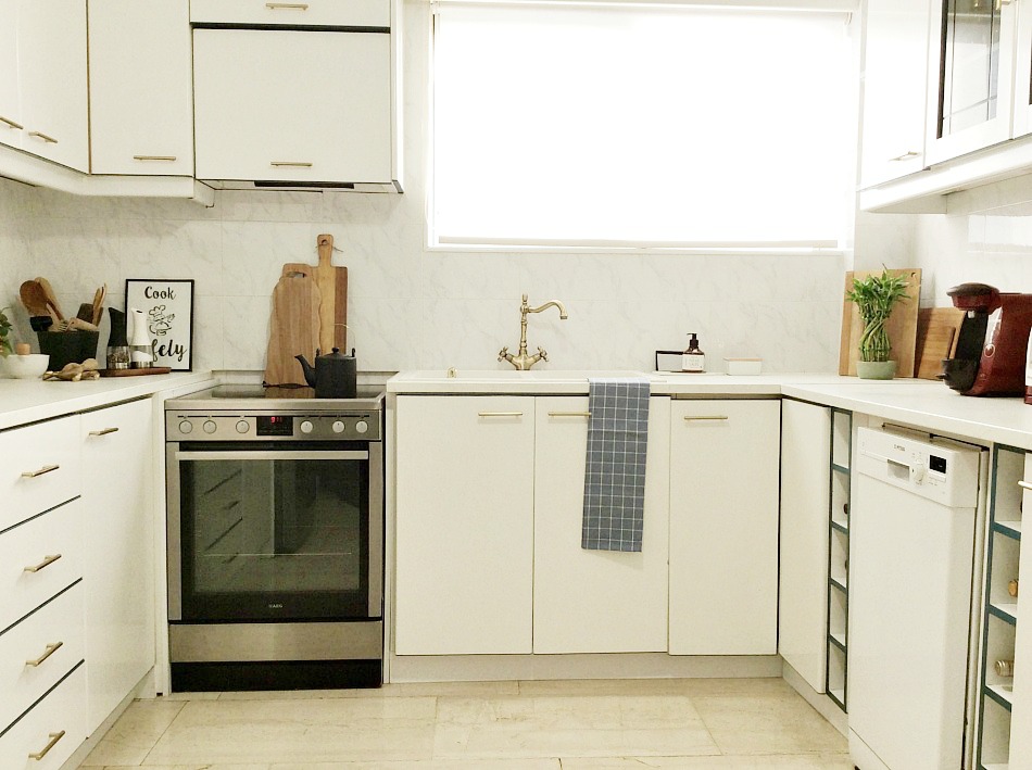 Ανακαίνιση κουζίνας στο καινούργιο σπίτι, Kitchen makeover, white cabinets with blue details, brass handles