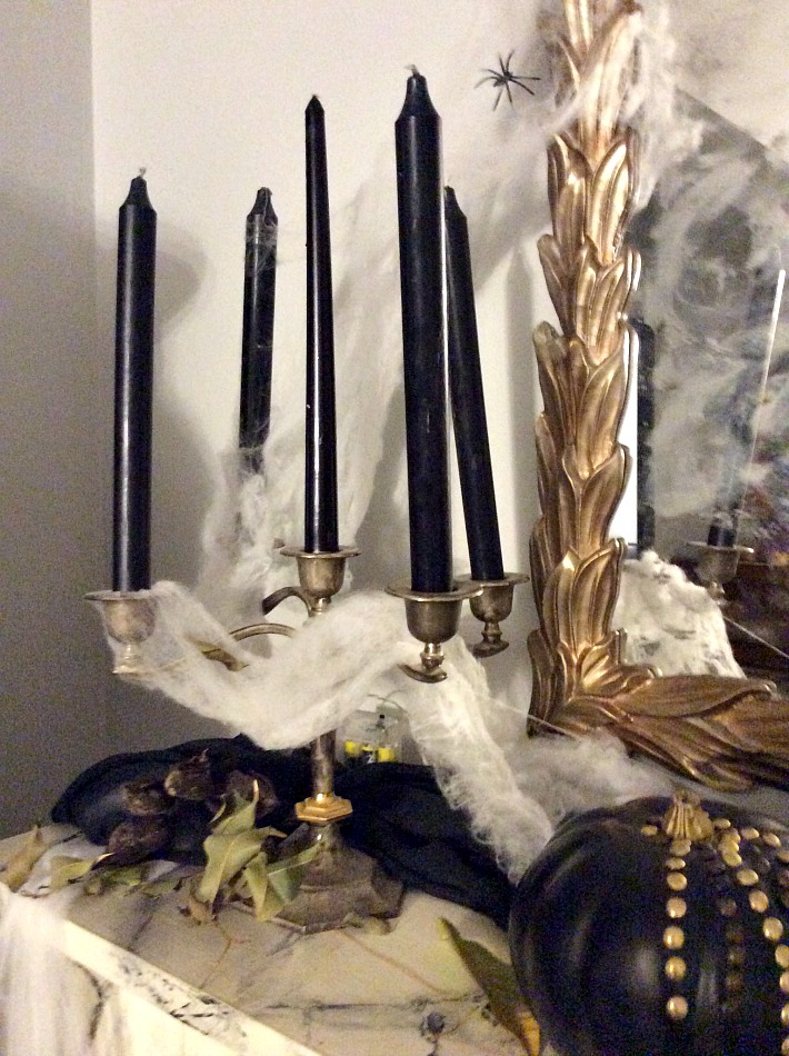 Ιδέες διακόσμησης για ένα Halloween πάρτι, Κηροπήγιο με μαύρα κεριά