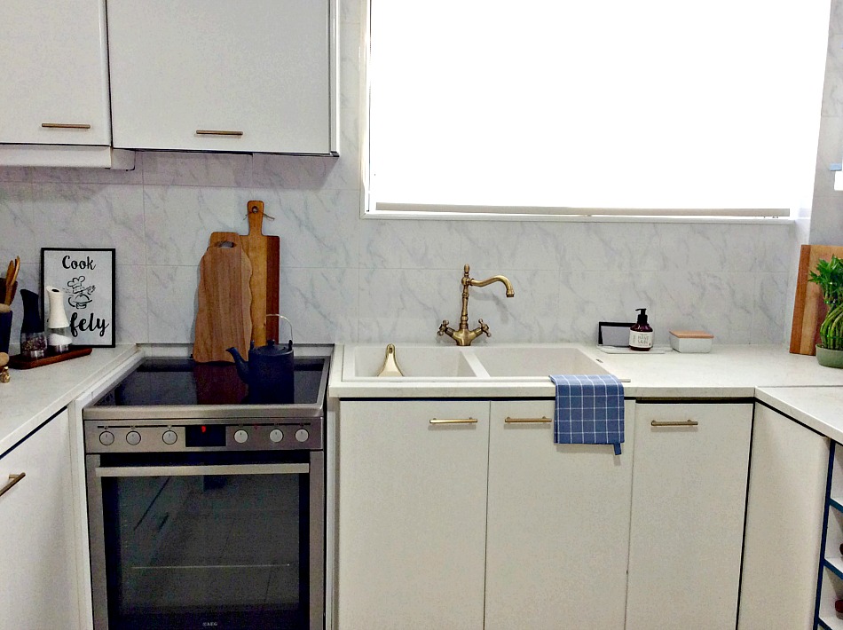 Ανακαίνιση κουζίνας στο καινούργιο σπίτι, White elegant kitchen makeover, inox appliances
