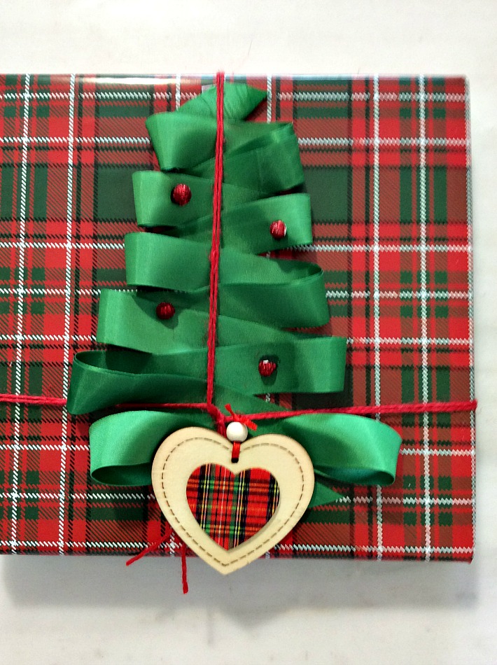 Ιδέες για το τύλιγμα των δώρων τα Χριστούγεννα, καρό χαρτί, χριστουγεννιάτικο δέντρο από σατέν κορδέλλα