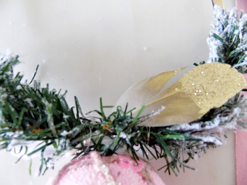 Οδηγίες για να φτιάξεις ένα μοντέρνο χριστουγεννιάτικο στεφάνι με ροζ λεπτομέρειες