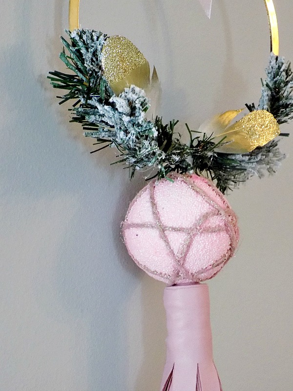 Μοντέρνο χριστουγεννιάτικο στεφάνι με ροζ και χρυσές λεπτομέρειες