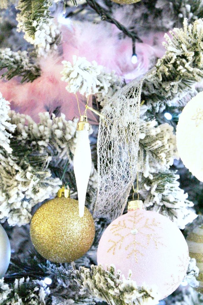 Χριστουγεννιάτικη διακόσμηση σε ροζ, χρυσό, λευκό και ασημένιο χρώμα