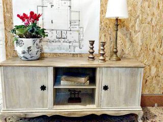 Μεταμόρφωση vintage τουαλέτας σε έπιπλο TV