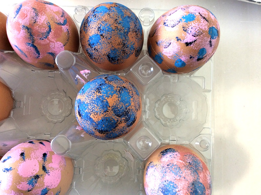 Βάφω αυγά με χρώματα ζαχαροπλαστικής