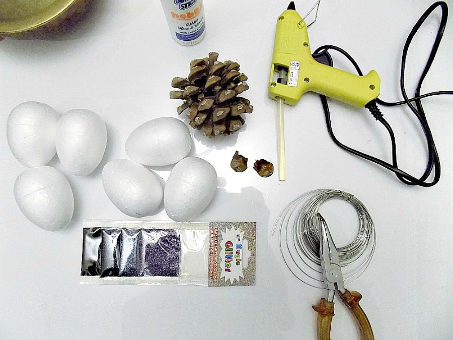 Υλικά για να φτιάξεις χριστουγεννιάτικα στολίδια από κουκουνάρια