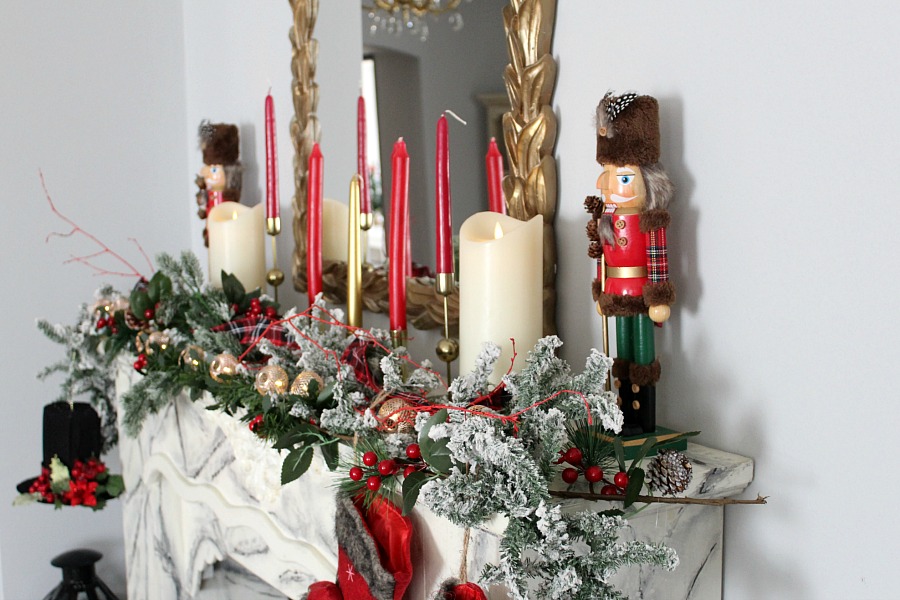 Christmas mantel decorations | Χριστουγεννιάτικη διακόσμηση στο τζάκι