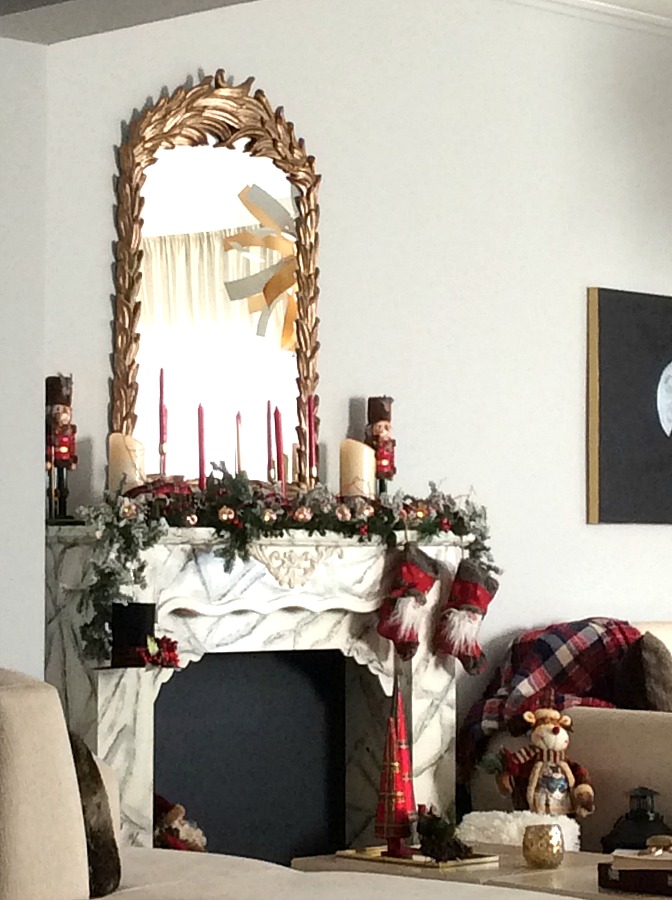 Faux fireplace all decked out for Christmas | Χριστουγεννιάτικη διακόσμηση στο τζάκι, κόκκινα Χριστούγεννα