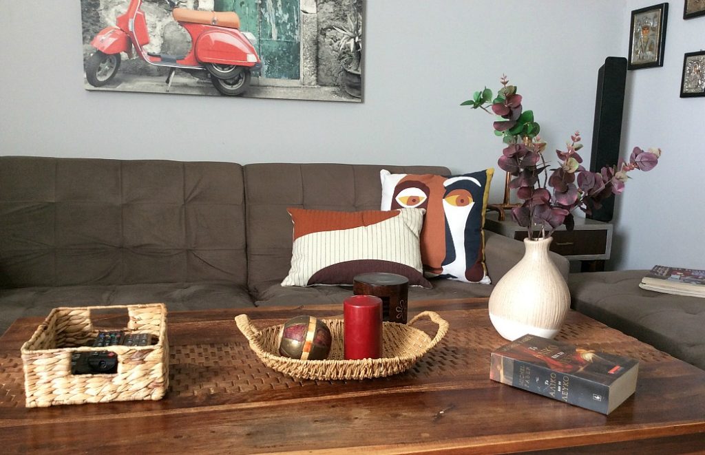 Family room coffee table, basket trays