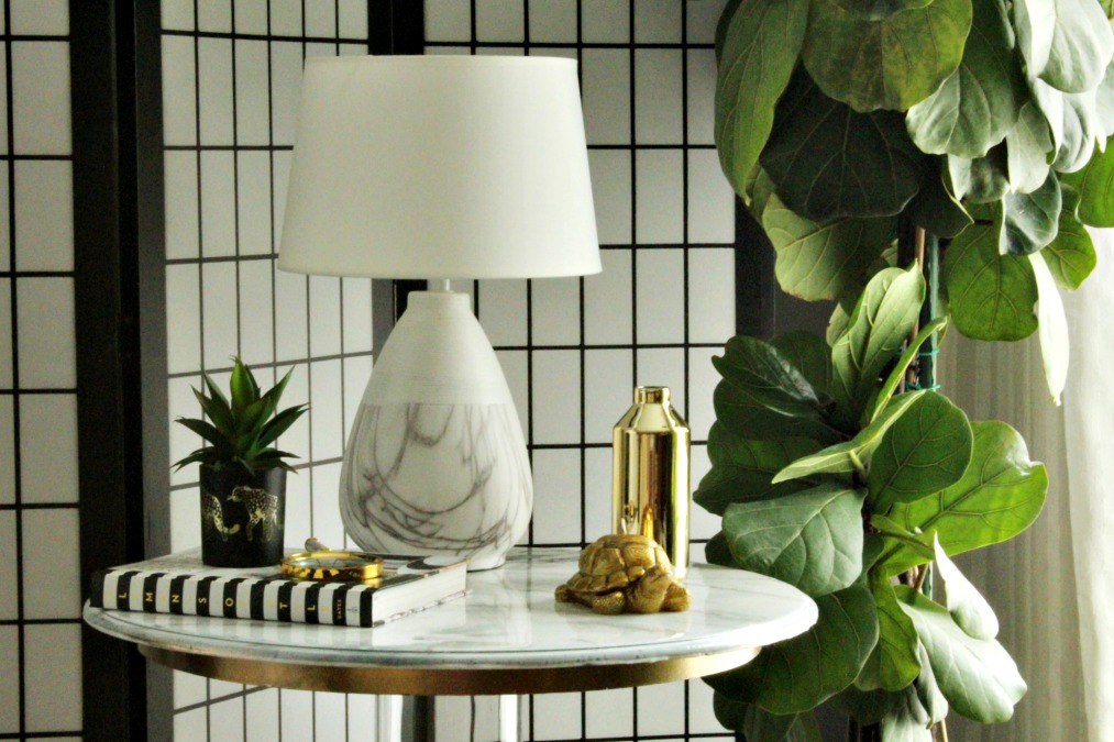 Μαρμάρινο τραπέζι με μπρούτζινη βάση diy | Faux carrara marble side table diy, marble table lamp, fiddle leaf fix