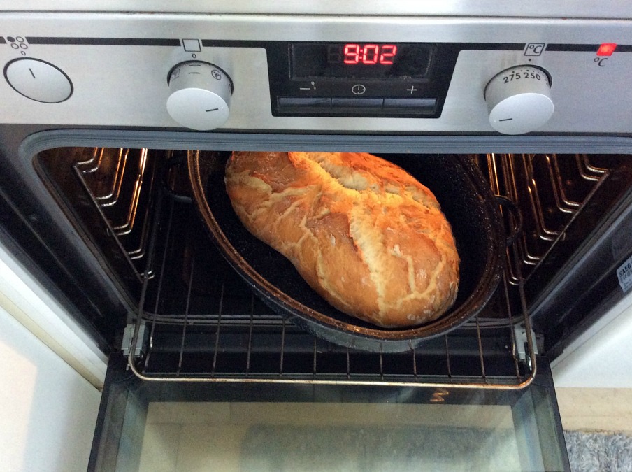 Easy homemade bread | Εύκολο σπιτικό ψωμί χωρίς ζύμωμα ψημένο στη γάστρα