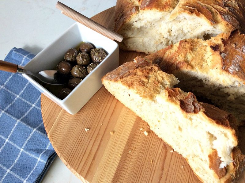 Το πιο εύκολο σπιτικό ψωμί χωρίς ζύμωμα στη γάστρα | Easy homemade bread