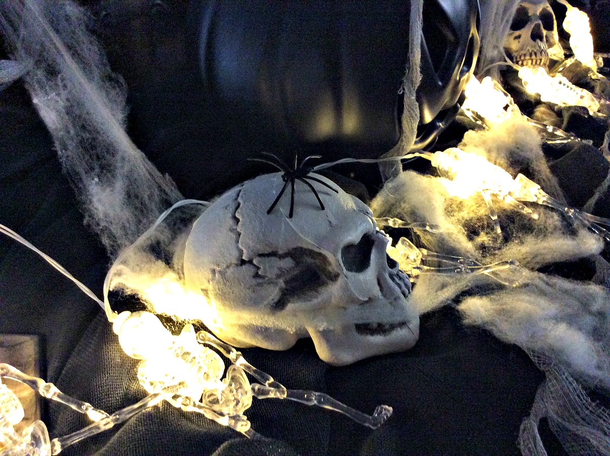 Πως να στρώσουμε ένα halloween τραπέζι, φωτάκια σκελετοί, νεκροκεφαλές