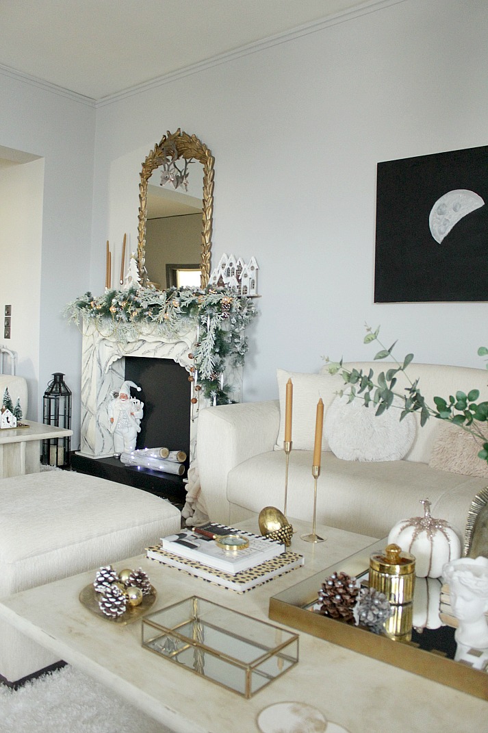 Roustic glam Χριστουγεννιάτικη διακόσμηση τζακιού στο λευκό σαλόνι