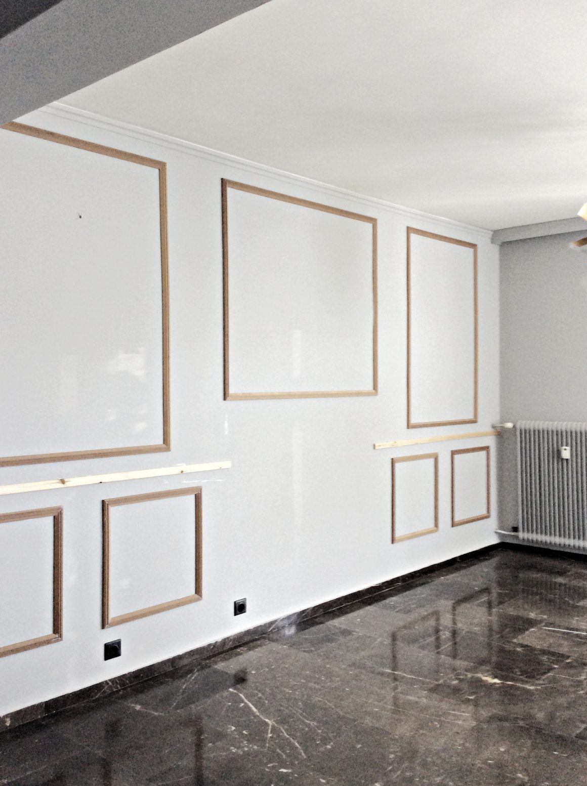 Διακόσμηση τοίχου στο σαλόνι με ξύλινα προφίλ