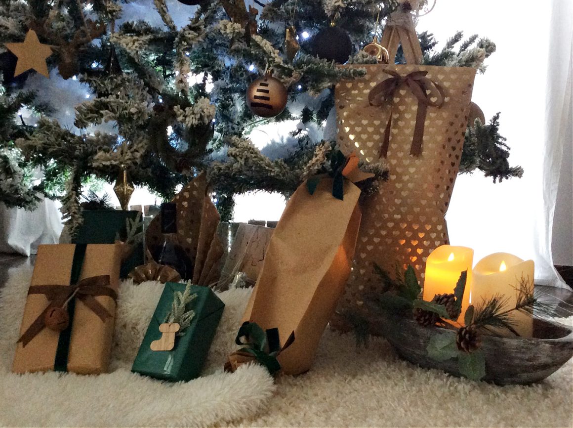 Δώρα κάτω από το χριστουγεννιάτικο δέντρο