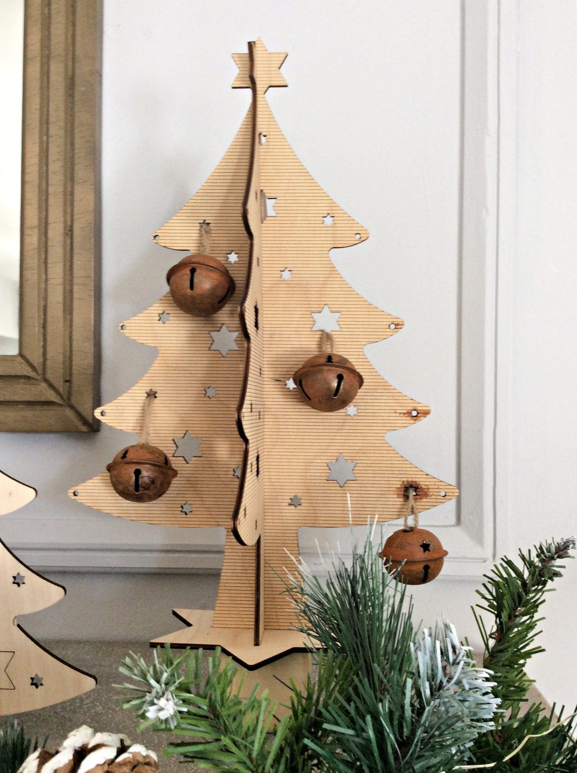 Ξύλινο διακοσμητικό χριστουγεννιάτικο δέντρο με σκουριασμένα κουδούνια
