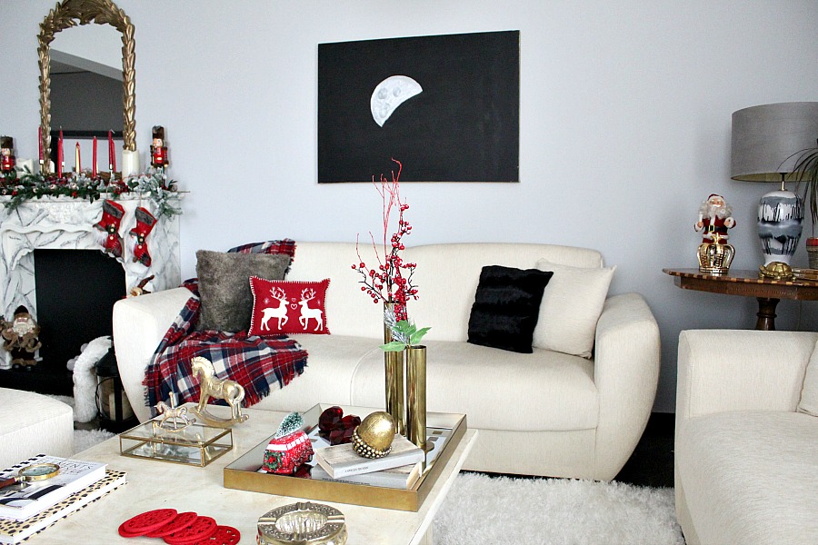 Χριστουγεννιάτικη διακόσμηση στο σαλόνι, κόκκινο χρώμα πάνω σε άσπρους καναπέδες