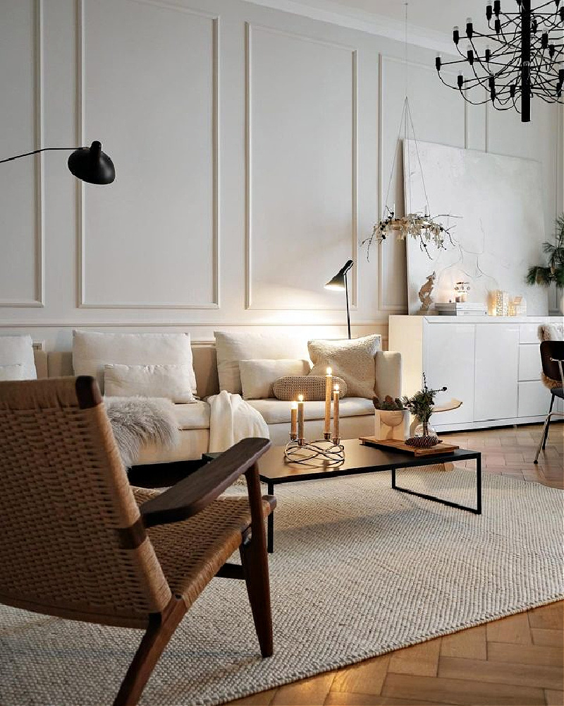 Eclectic διακόσμηση με λευκό καναπέ και ψάθινη πολυθρόνα